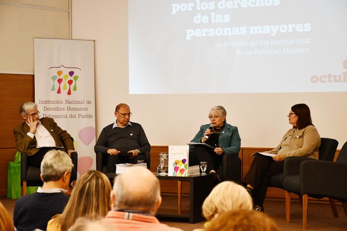 En el escenario integrantes del grupo de trabajo: Alicia Di Bartolomeo, Gene Mateos, Estela Ovelar