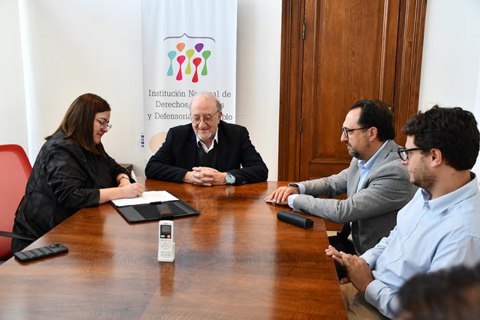 La presidenta de la INDDHH firma el convenio en representación de la Institución