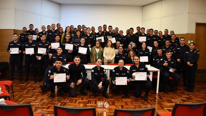 Cadetes de policía participantes del curso Cadetes de policía participantes del curso posan junto a docentes de la INDDHH mostrando su diploma