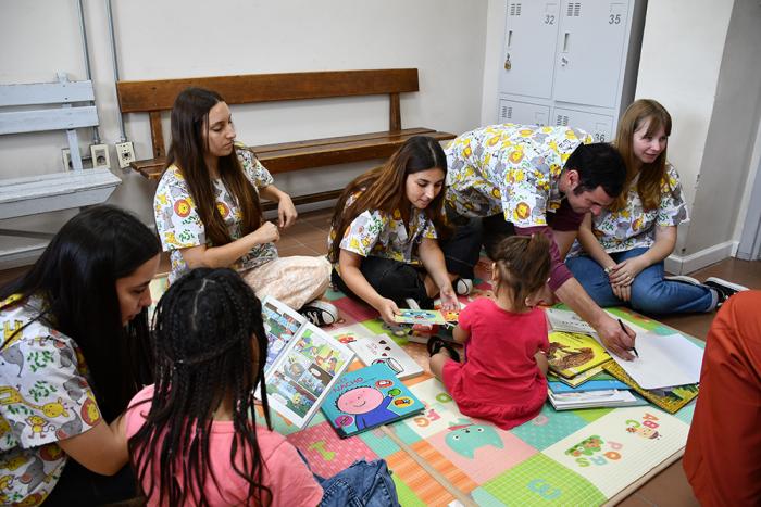 Estudiantes de Facultad leen libros a niñas
