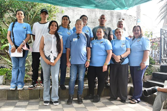 Voluntarios y voluntarias de Uruvene posando de frente a la cámara