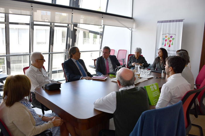 Director Bernardo Legnani dialogando con Francois Vellas junto a otros participantes de la reunión Director Bernardo Legnani dialogando con Francois Vellas junto a otros participantes de la reunión