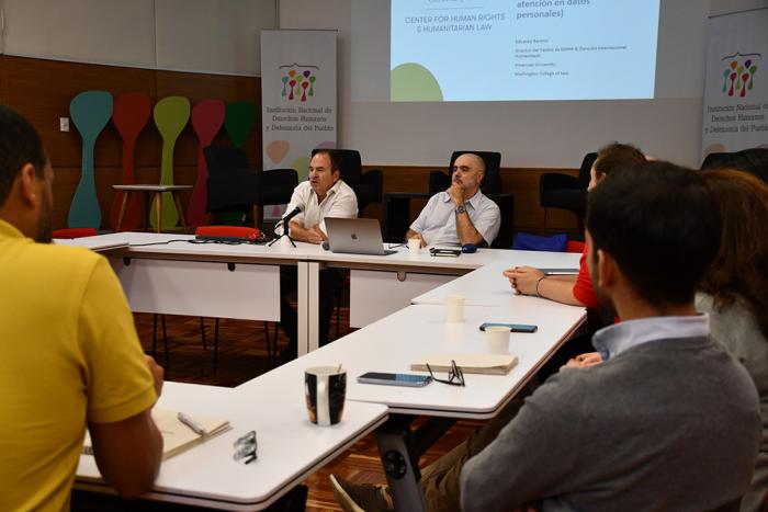 Martín Prats de la INDDHH junto a Eduardo Bertoni en la exposición sobre nuevas tecnologías y ddhh