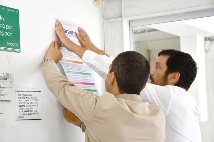 Equipo del MNP colocando la cartelería