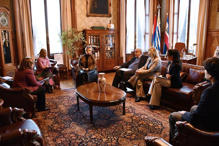 Entrega de documento a B. Argimón y A. Olivera por parte de J. Fernández (INDDHH) y J. Petit (CPP)