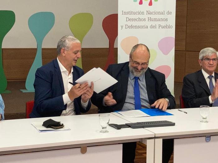 Horacio Pietraballa y Juan Faroppa en el momento de la firma del convenio marco.