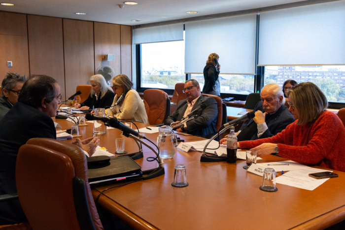 Jimena Fernández, presidenta de la INDDHH, y el director Bernardo Legnani en la Comisión de Salud Jimena Fernández, presidenta de la INDDHH; y el director Bernardo Legnani en la Comisión de Salud