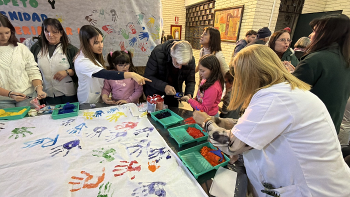 Vista de los participantes construyendo el mural