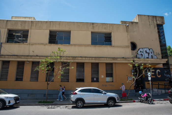 Frente del Instituto de la Enseñanza de la Construcción (IEC) donde fue colocada la placa