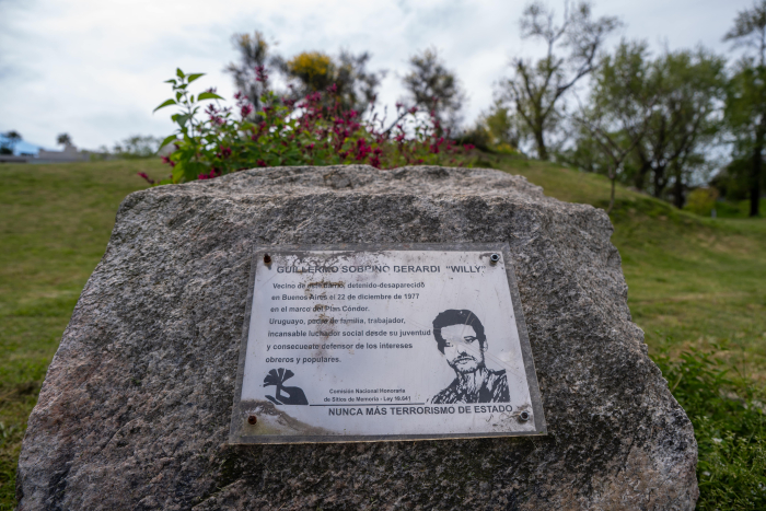 Homenaje Guillermo Manuel Sobrino. Fotografía: Martín Varela, 2025. Señalización de Memoria. Domicilio Guillermo Manuel Sobrino. Fotografía: Martín Varela, 2025.