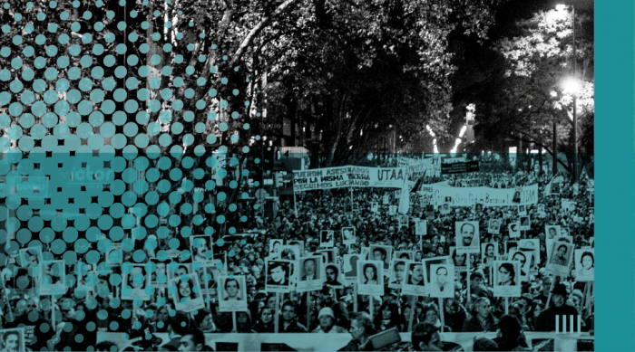 Marcha de Silencio. Gente marcha con carteles que tienen fotos de personas desaparecidas