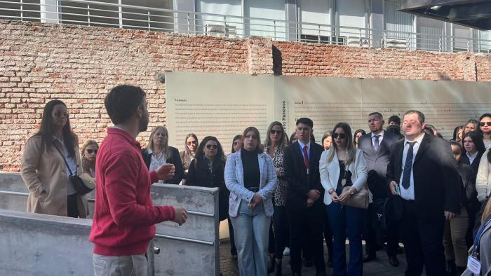 Grupo de estudiantes de Derecho de Salto en el Sitio de Memoria ex SID
