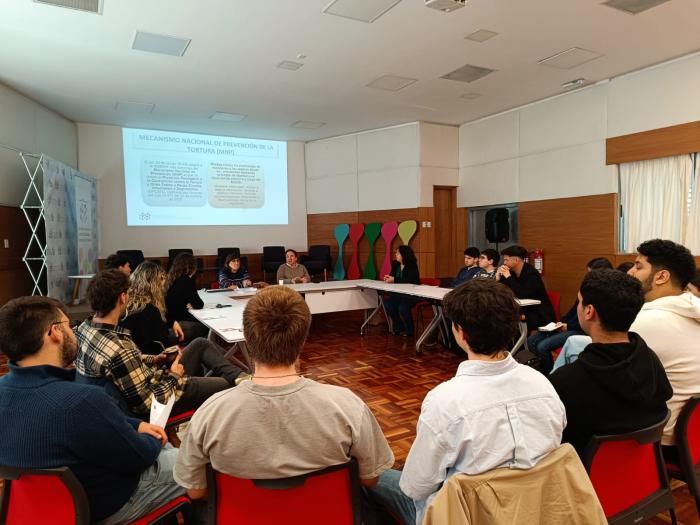 Charla con estudiantes de la Universidad Católica en el salón de actos de la INDDHH