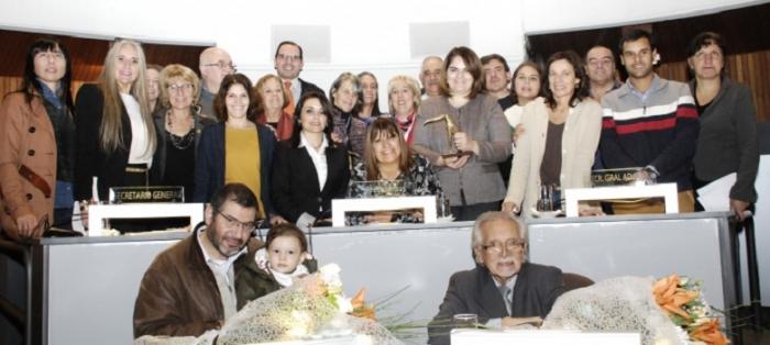 JDM entrega de reconocimiento a M. Mota