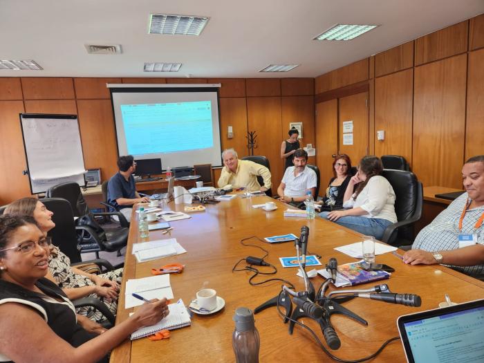 Reunión de integrantes del MNP y el equipo del Comisionado Parlamentario en torno a una mesa.