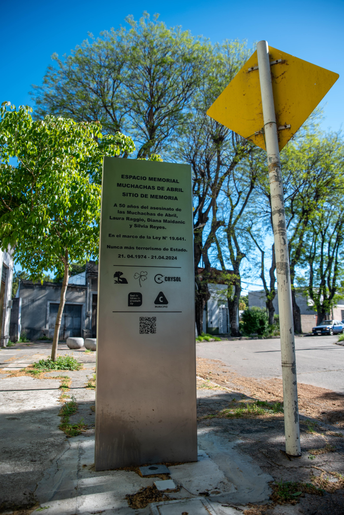 Placa de resistencia en homenaje a las Muchachas de Abril.