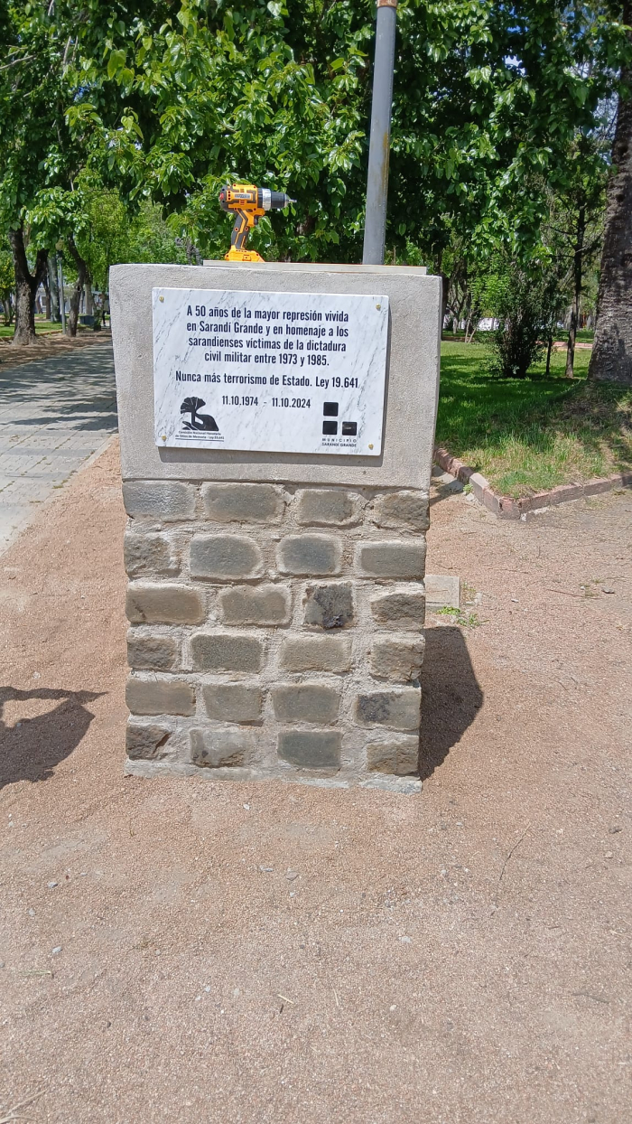 Placa colocada en la plaza Estanislao Pisón de Sarandí Grande. Fotografía: Martín Varela, 2025.