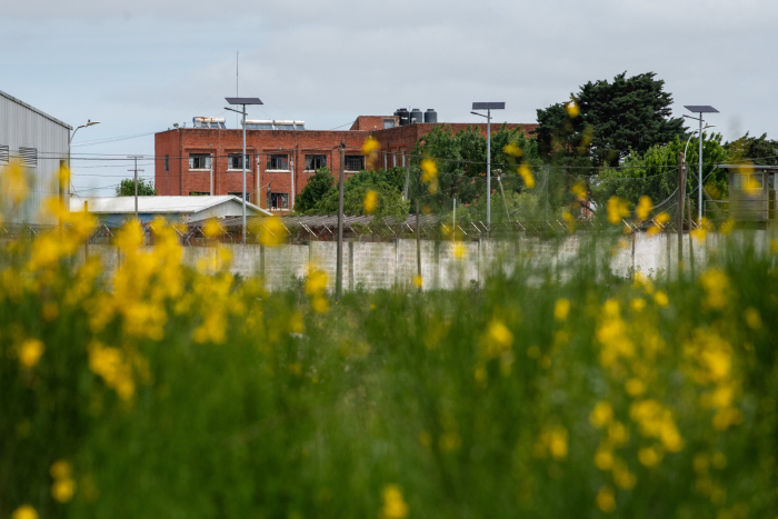 Vista alejada del ex-establecimiento militar de reclusión EMR 2 en donde se instaló la plaza.