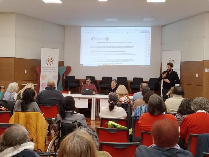 Presentación de la actividad, en una mesa exponen al público Heber Da Cunha y Jimena Fernández