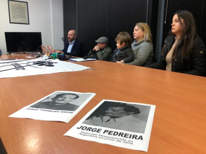 Walter Pernas y familiares de Jorge Pedreira Brum, en conferencia de prensa