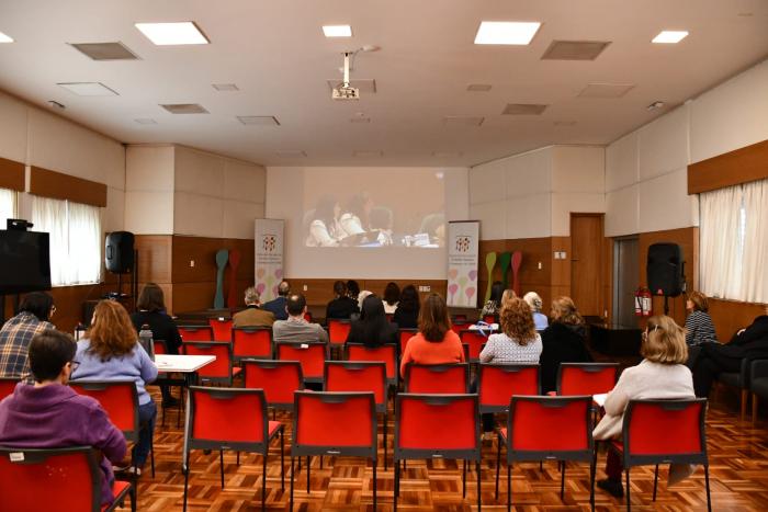 Personas en la sede de la INDDHH siguiendo la transmisión en vivo de la sesión del CEDAW