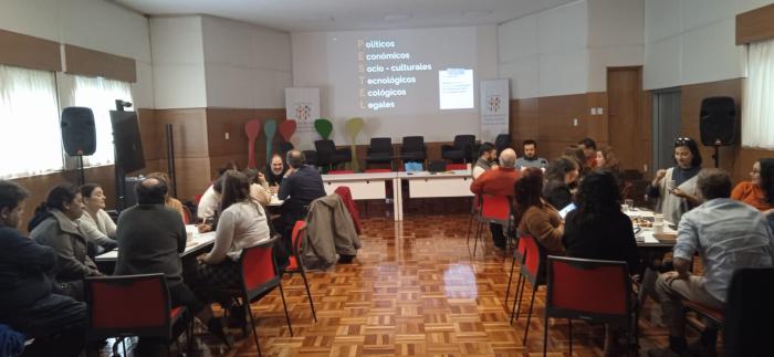 Funcionariado y directores de la INDDHH trabajando en el salón de actos para el plan estratégico