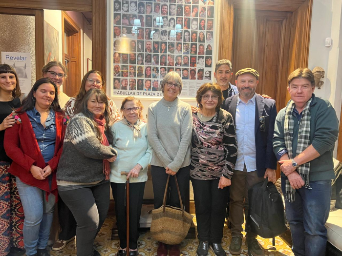 Foto grupal post firma de convenio con Abuelas de Plaza de Mayo