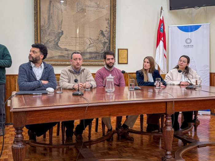 Mesa con autoridades de la Intendencia e integrantes de la Insitución en la firma del convenio Mesa con autoridades de la Intendencia e integrantes de la Insitución en la firma del convenio