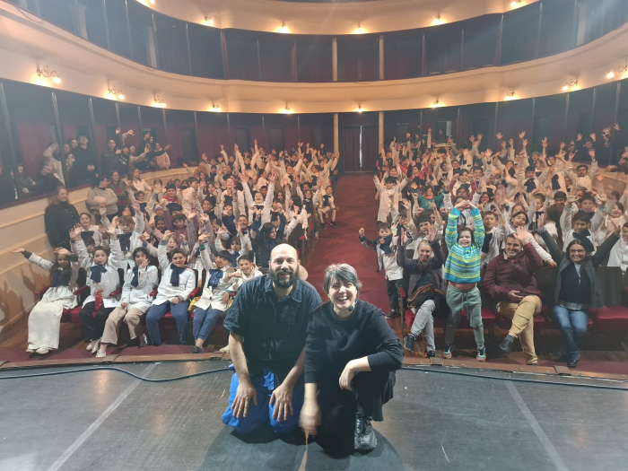 Maite Bigi y Martín García junto a niñas y niños