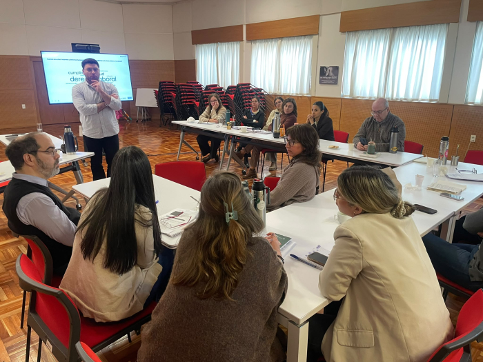 Sebastián del Pino (ACNUDH) junto a funcionariado de la INDDHH