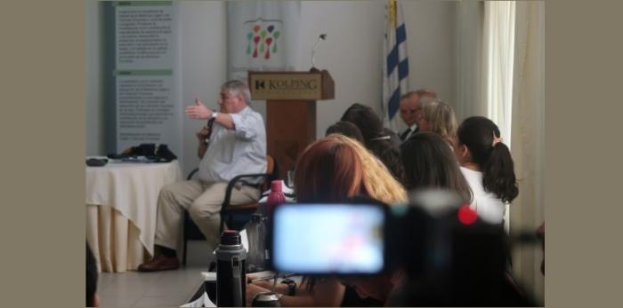 La fotografía muestra al director de la INDDHH, Wilder Tayler sentado durante su presentación