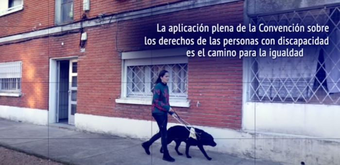 Fotograma de uno de los videos Chica con discapacidad visual circulando con su perro guía