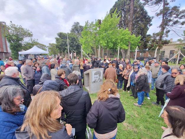 Momento en que se descrubren la placa y los mosaicos en homenaje a Liber Arce