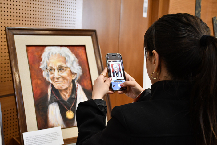Asistente tomando una foto al cuadro de la exposición de la artista María Clara Fontán 