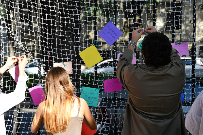 Jóvenes dejan mensajes con sus expectativas sobre la actividad