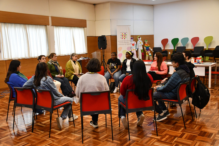 Taller de fotografía contra la xenofobia para adolescentes migrantes Taller de fotografía contra la xenofobia para adolescentes migrantes