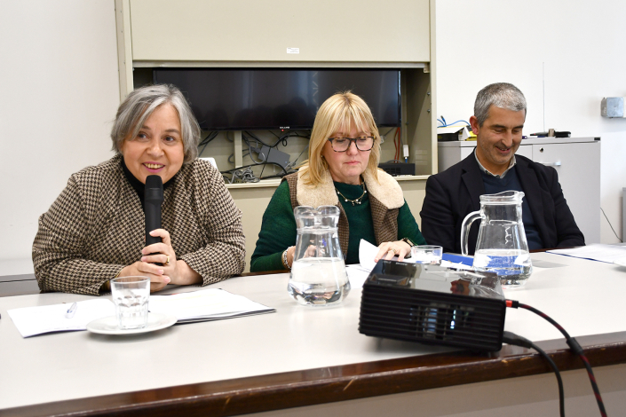 Mesa de apertura con autoridades institucionales