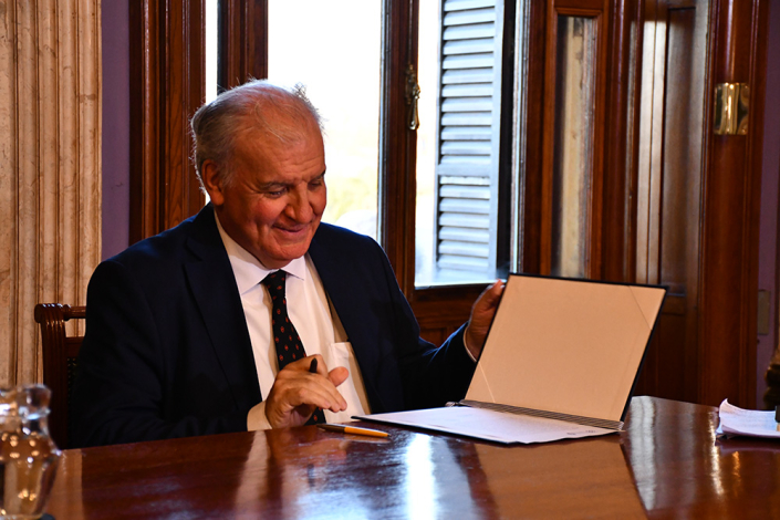 Juan Miguel Petit en la firma del acta