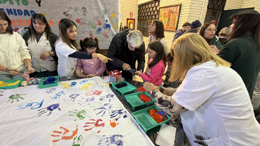 Vista de los participantes construyendo el mural