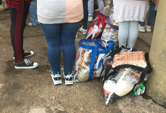 Mujeres esperando el ingreso a la revisión de acceso a las visitas en cárcel de Santiago Vázquez