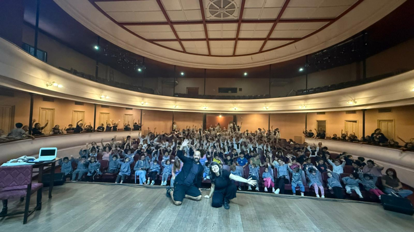 Martín García y Maite Bigi junto a asistentes de la función en Flores