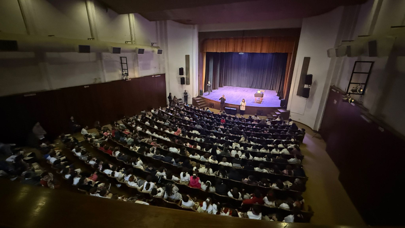 Teatro 25 de Agosto colmado en la presentación de la obra de teatro
