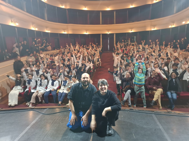 Maite Bigi y Martín García junto a niñas y niños Maite Bigi y Martín García junto a niñas y niños