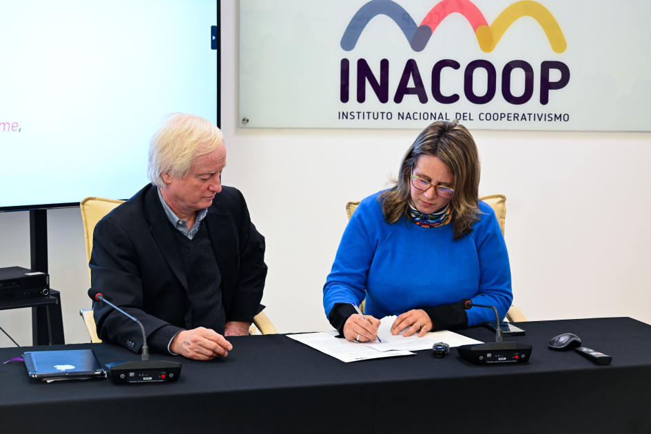Firma de acuerdo entre INE e INACOOP Firma de acuerdo entre INE e INACOOP