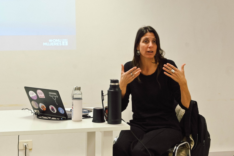 Docente dictando la capacitación 