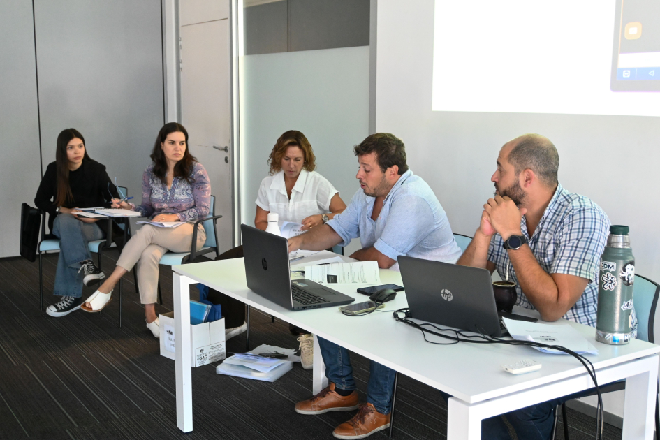 Docentes brindando capacitación