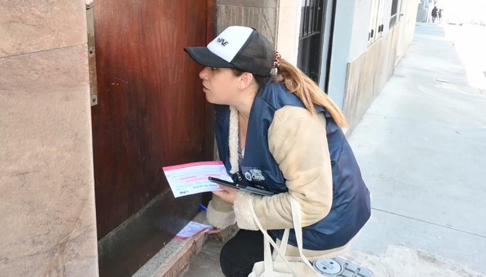 Nota de visita del censo Censista dejando nota de visita