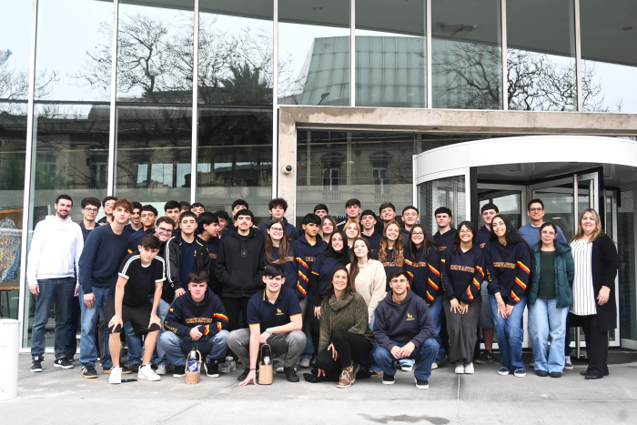Grupo de estudiantes del Colegio Cervantes Grupo de estudiantes del Colegio Cervantes en la entrada de la sede del INE
