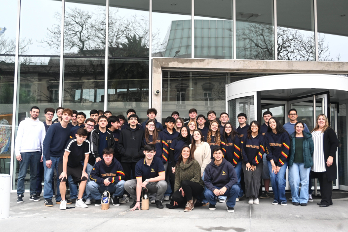 Grupo de estudiantes del Colegio Cervantes en la entrada de la sede del INE