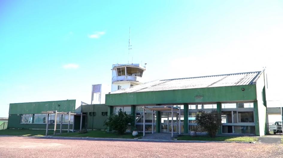 AEROPUERTO DE MELO AEROPUERTO DE MELO